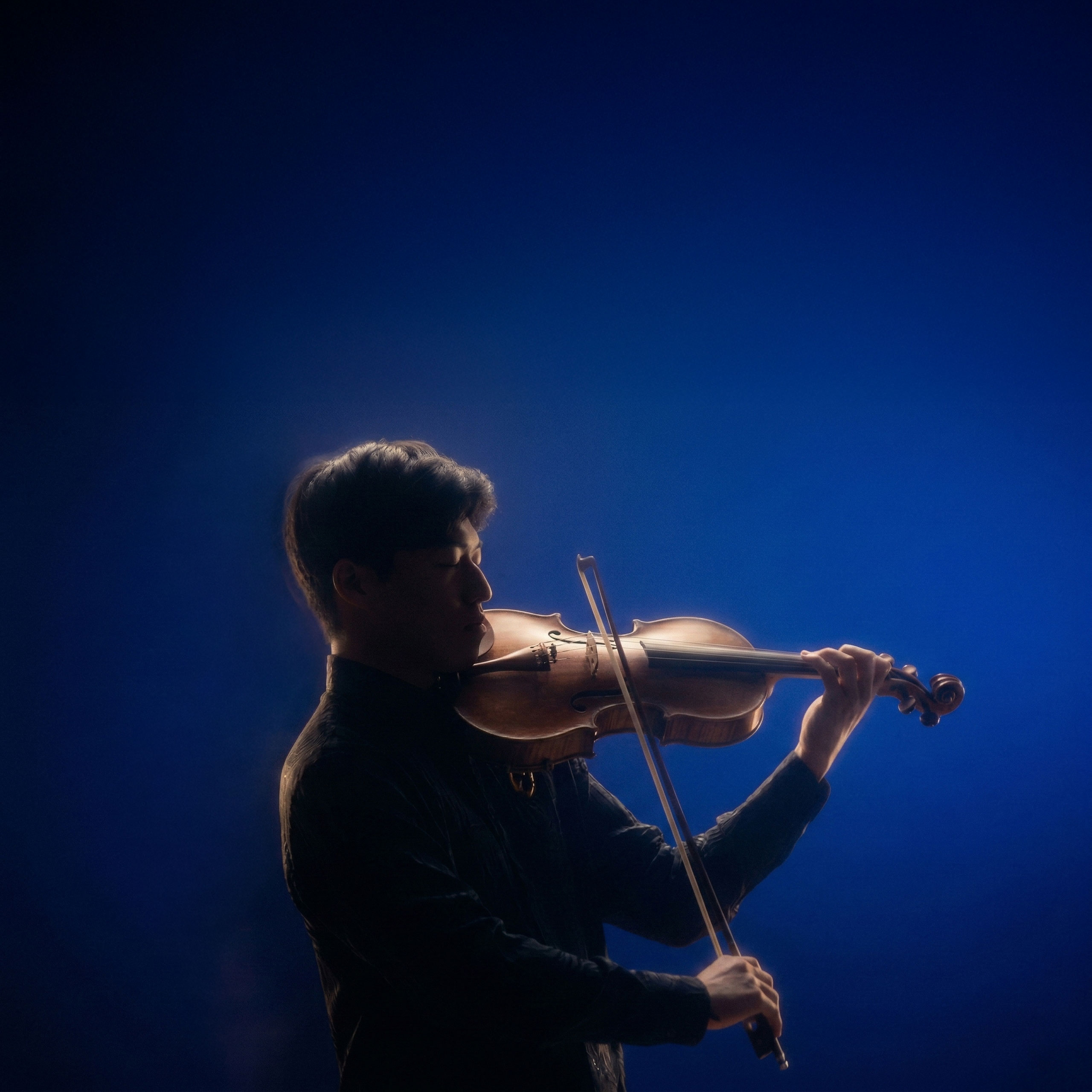 Zhenwei Shi performing viola
